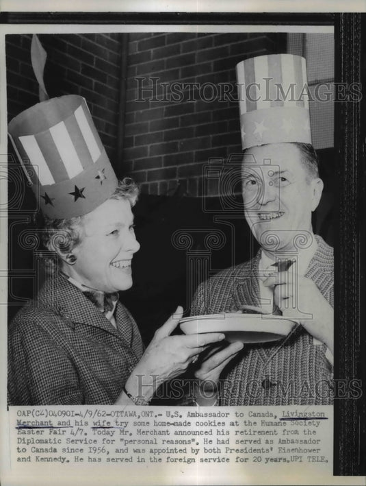 1962 Press Photo Livingston Merchant Try Some Homemade Cookies at Humane Society