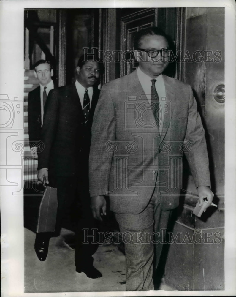 Load image into Gallery viewer, 1968 Press Photo Chief Erahoro of Nigeria Leaving Commonwealth Office, London
