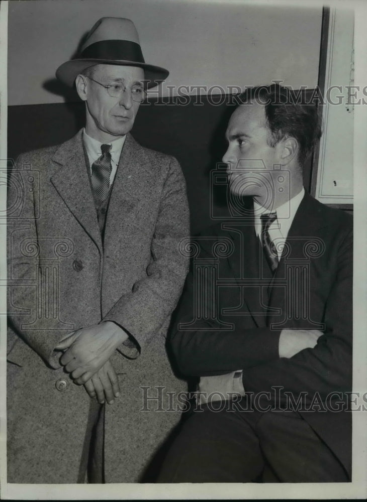 1933 Press Photo Earle J. Wynekoop, Burdine H. Gardner at Chicago Police Station