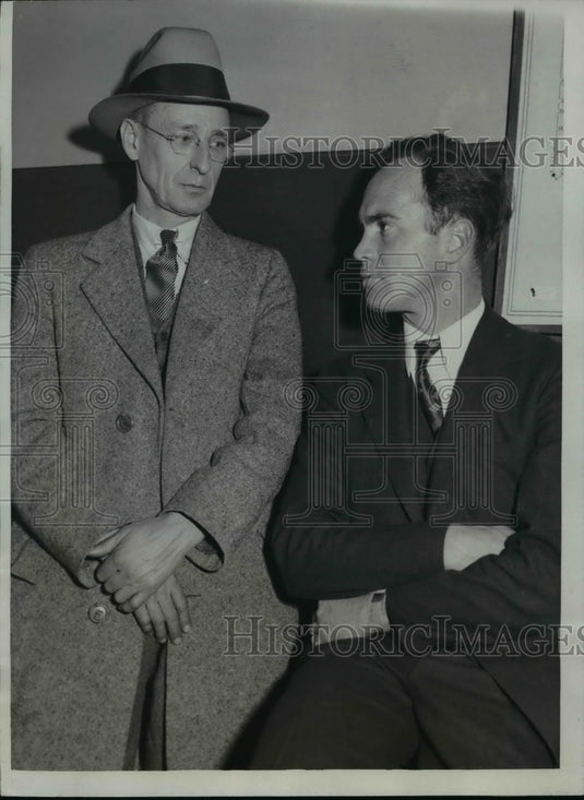 1933 Press Photo Earle J. Wynekoop, Burdine H. Gardner at Chicago Police Station