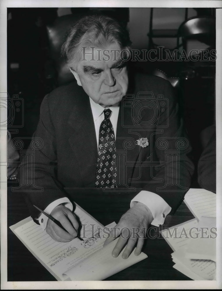 Load image into Gallery viewer, 1945 Press Photo John L. Lewis Signing Coal Pact in Washington, D.C. - nef30300
