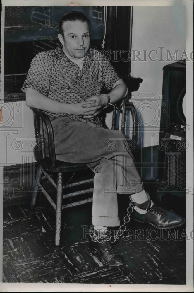 1953 Press Photo Moses Slossberg After Police Capture, Philadelphia - nef30340