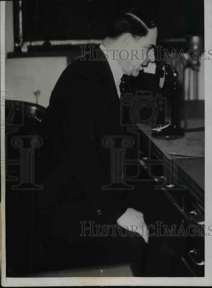 1935 Press Photo Harold M. Cooper on Phone at Courthouse, Cedar Rapids Iowa