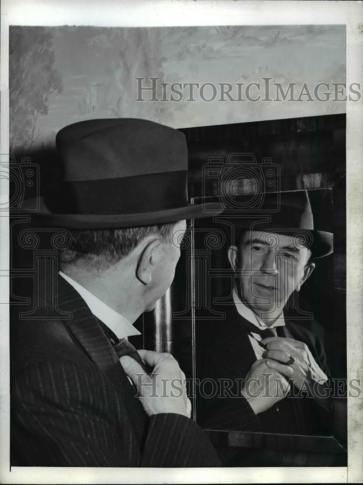 1942 Press Photo Congressman Howard W. Smith Straightening Tie in Mirror