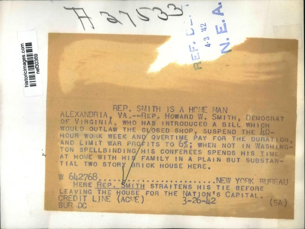 1942 Press Photo Congressman Howard W. Smith Straightening Tie in Mirror