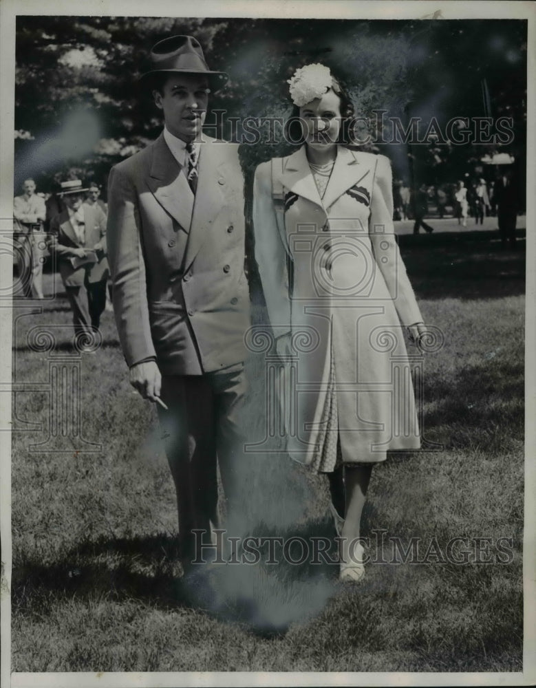 Load image into Gallery viewer, 1939 Press Photo Mr &amp; Mrs Alfred Gwynne Vanderbilt at Saratoga Springs NY
