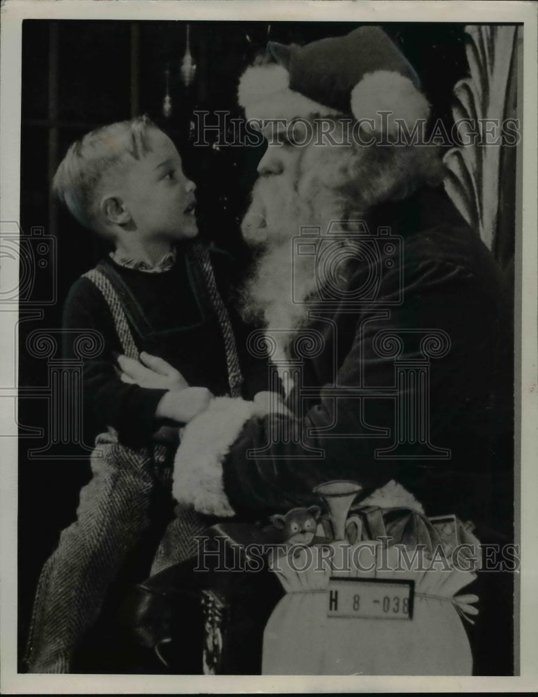 Load image into Gallery viewer, 1947 Press Photo Billy Atkinson Age 3 1/2 With Santa Clause - nef30439
