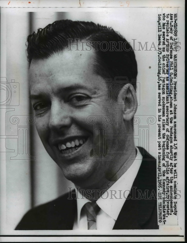 Load image into Gallery viewer, 1967 Press Photo Deputy Asst Secretary of Defense Phil G Goulding at Pentagon
