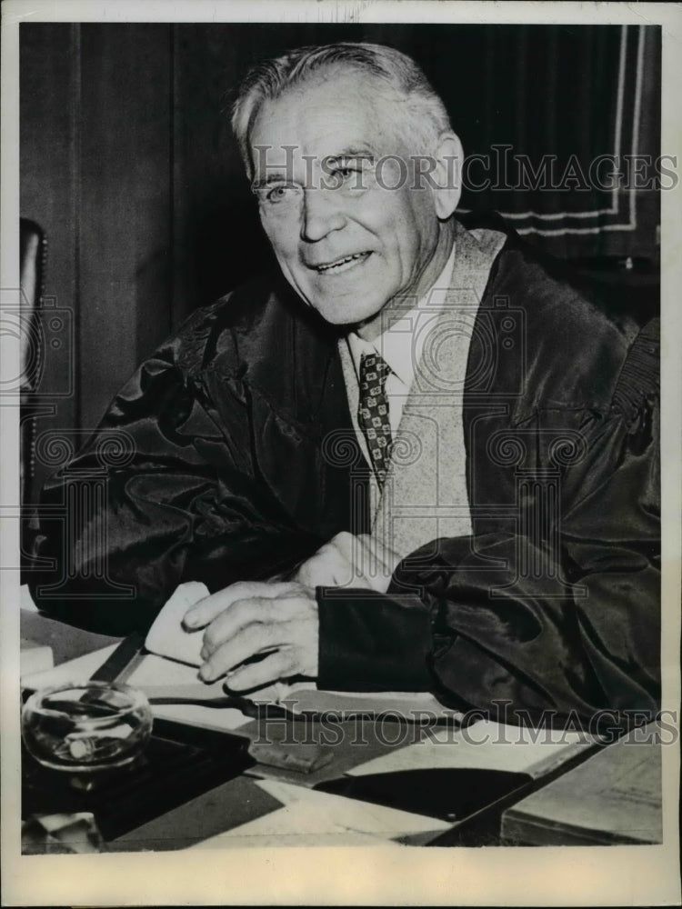 1944 Press Photo Federal Judge George A Walsh Discusses Transportation Strike