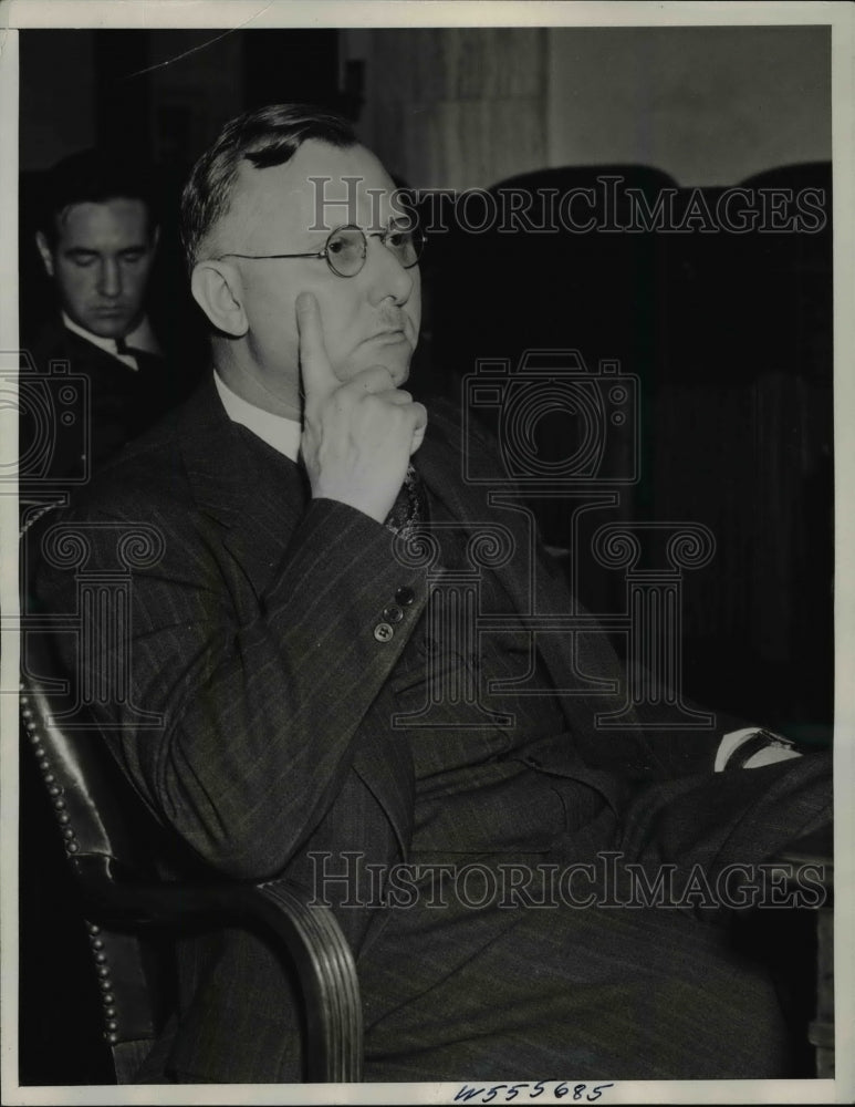 Load image into Gallery viewer, 1940 Press Photo Budget Director Harold Smith at Senate Reorganization Committee
