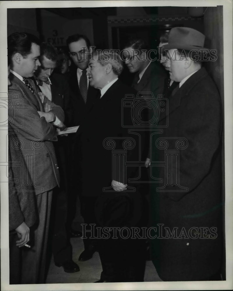 Load image into Gallery viewer, 1946 Press Photo James P Dewey Labor Department Mediator General Motor Strike
