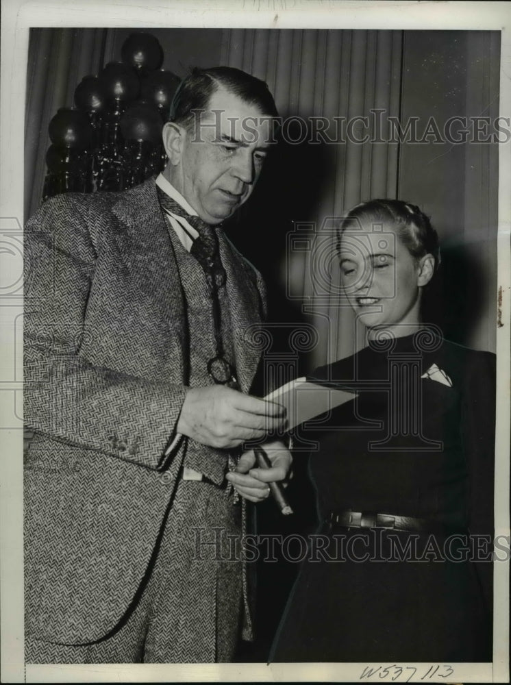 Load image into Gallery viewer, 1940 Press Photo Rep Howard Smith Talks with Former Attorney in Review Division

