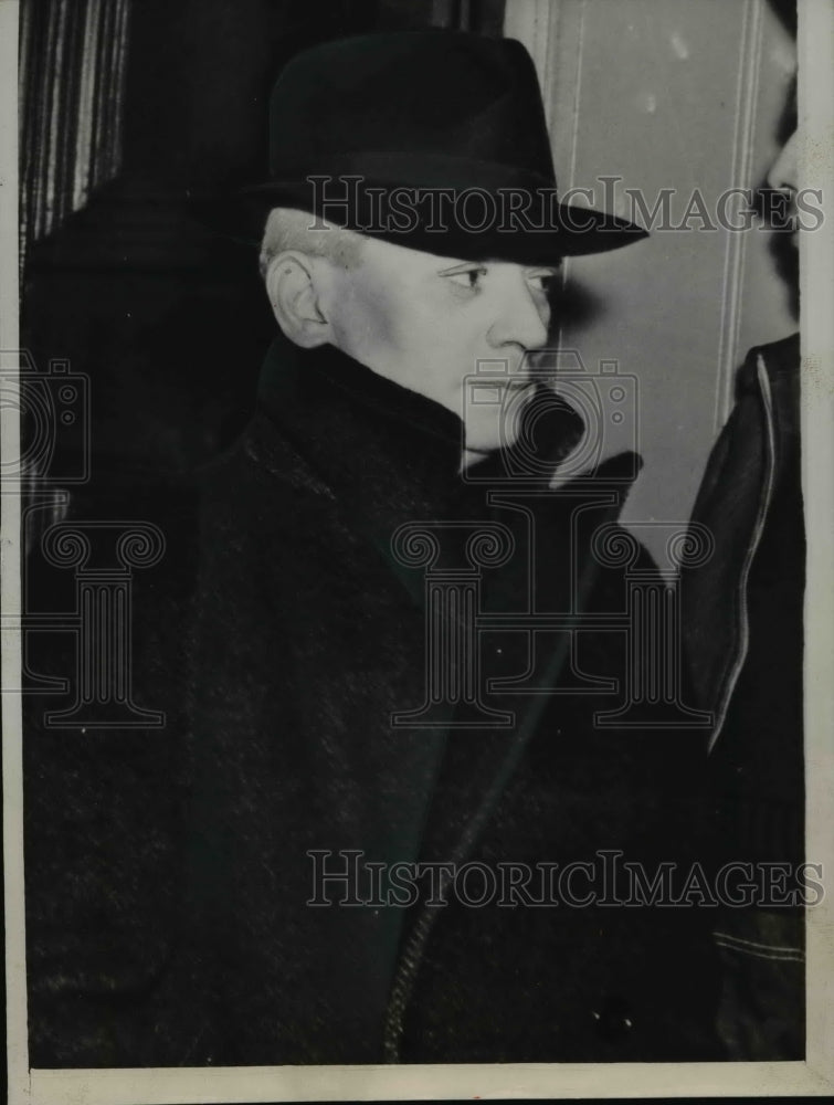 1938 Press Photo George E. Wuller Surrenders to Warrant for Embezzlement