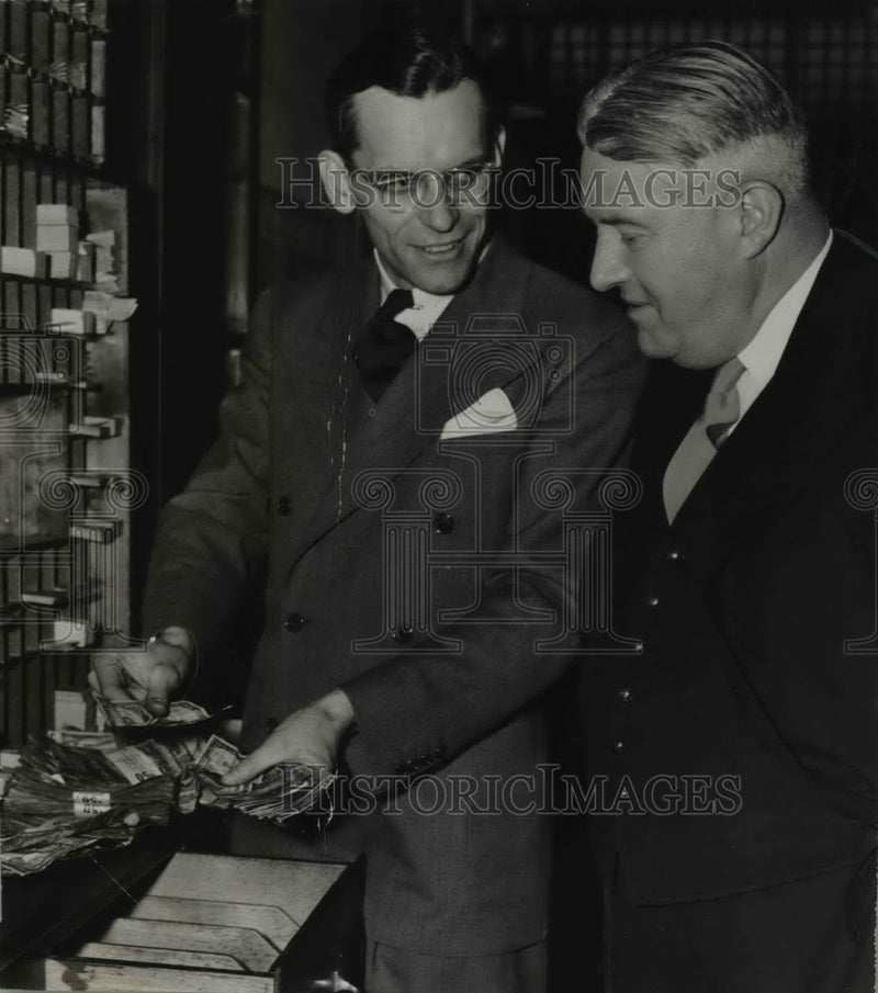 Load image into Gallery viewer, Press Photo LTR: William Johnson and Al Schlipson - nef30719
