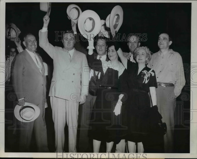 Load image into Gallery viewer, 1944 Press Photo Politicians Arrive in Chicago as Anti New Deal Delegates
