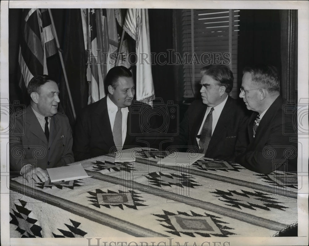1949 Press Photo Lewis Submits Proposal During Initial Bargaining With Officials