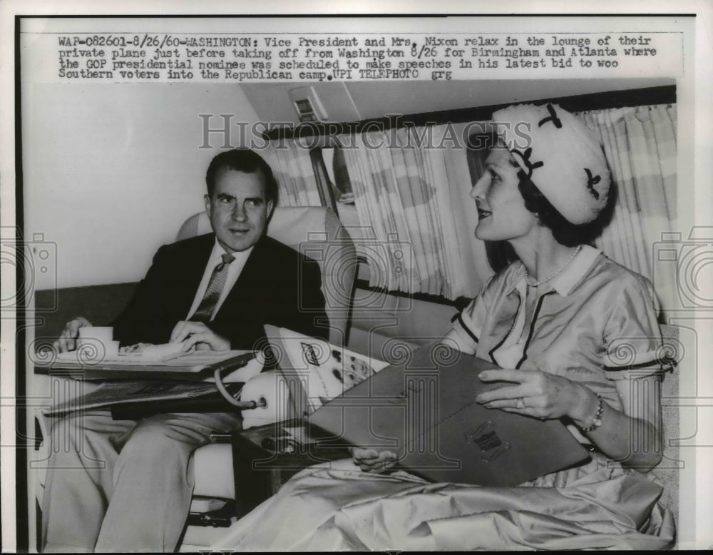 1960 Press Photo Richard Nixon, Wife Pat in Private Plane in Washington