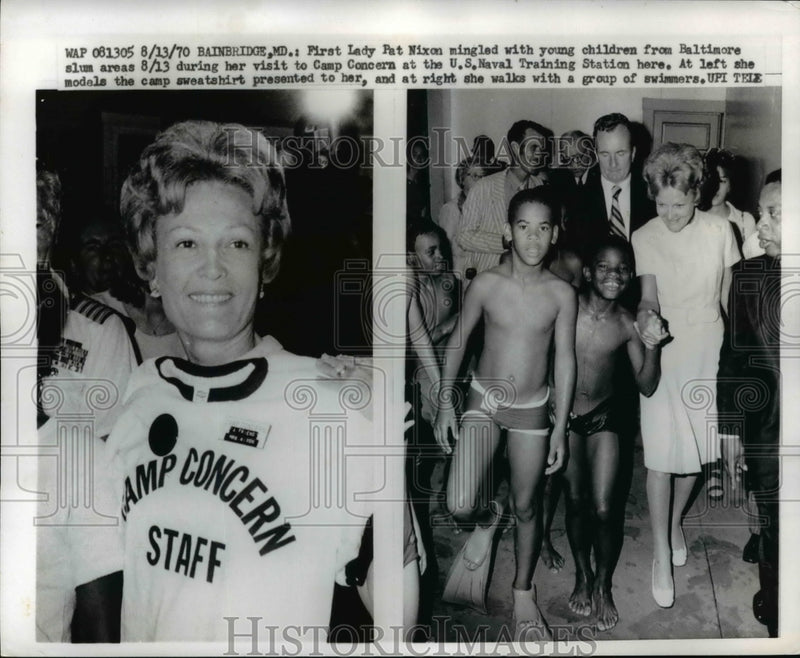 Load image into Gallery viewer, 1970 Press Photo Pat Nixon &amp; children at Camp Concern, Bainbridge, Maryland
