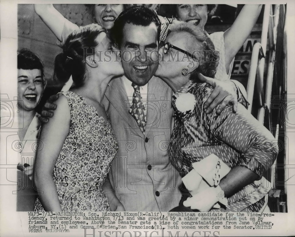 1952 Press Photo Republican VP Candidate Nixon Greeted with Display by Friends