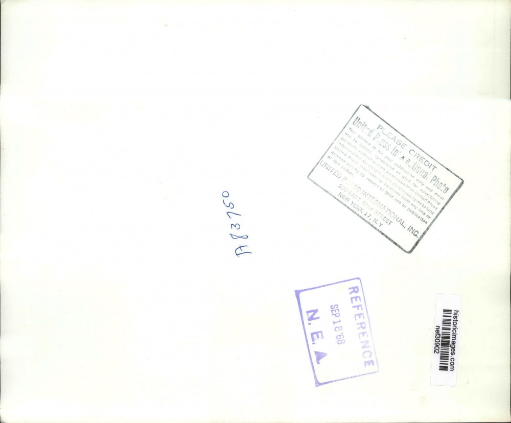 1968 Press Photo Candidate Nixon Doesn't Mind Flying Debris as He Inspects Farm