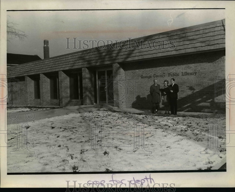 Load image into Gallery viewer, Press Photo Geauga County, Ohio Library Board Members - nef30913
