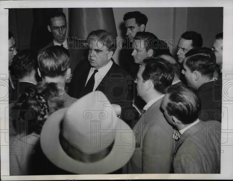 Load image into Gallery viewer, 1946 Press Photo John L. Lewis Ignoring Reporters after White House conference

