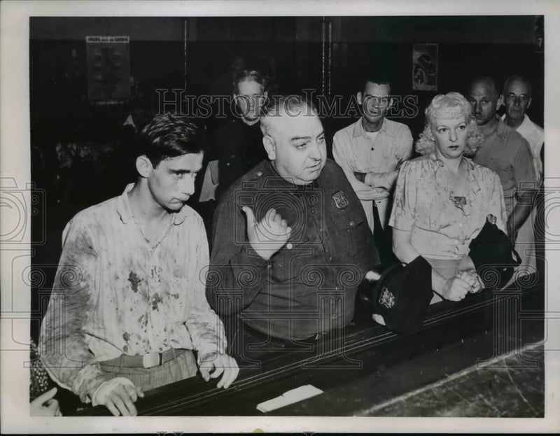 Load image into Gallery viewer, 1945 Press Photo Police Court Holds Jack Zigler on Threat to Kill With Grenade
