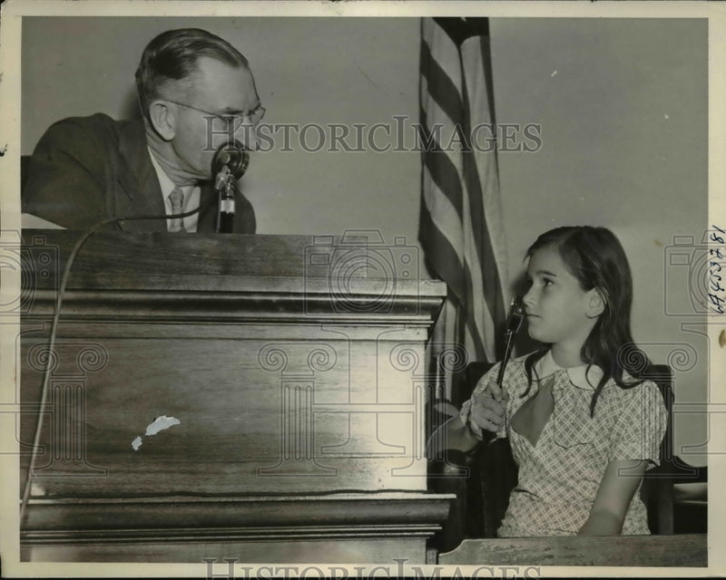 Load image into Gallery viewer, 1938 Press Photo Norma Baker Witnessing at Margaret Oberholtzen Murder Trial
