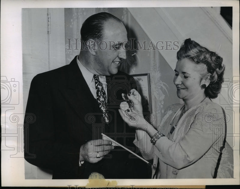 Load image into Gallery viewer, 1945 Press Photo Horace S Warren as Wife Kathryn Pin Hero AWard Medal on Coat
