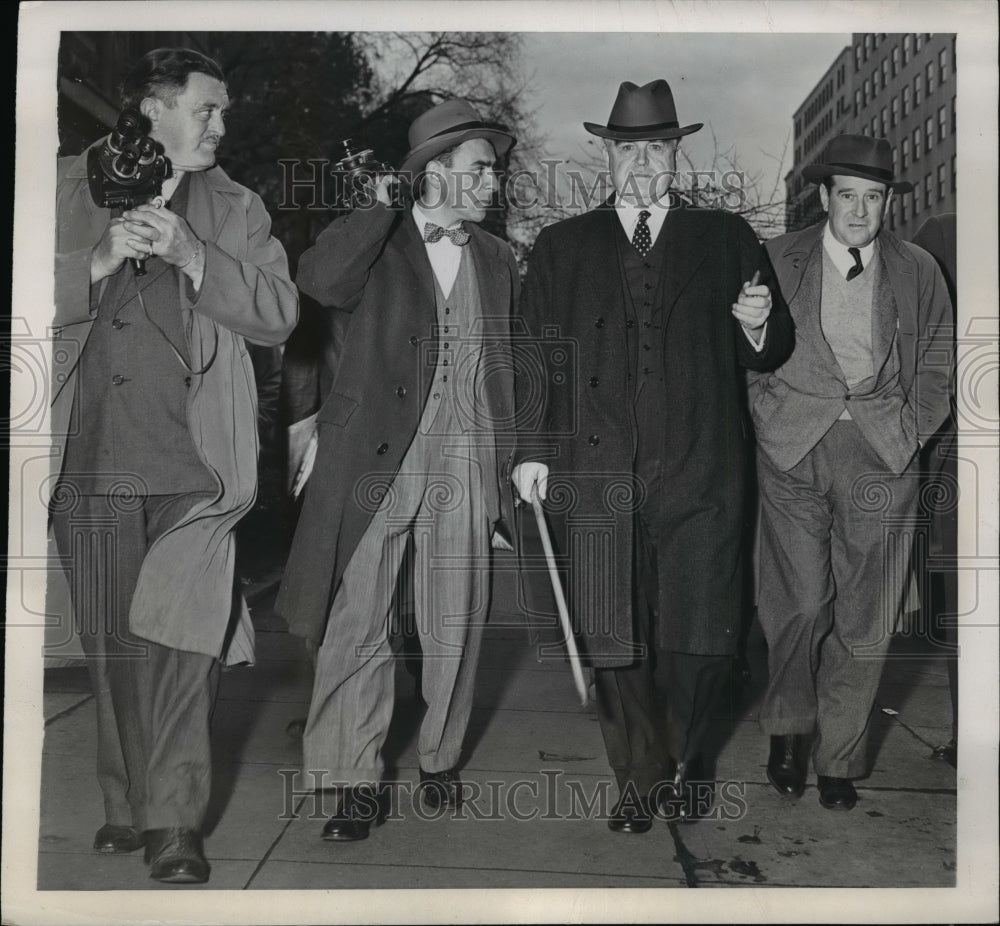 1946 Press Photo John C. Lewis Strolls from Office to Carlton Hotel for Lunch