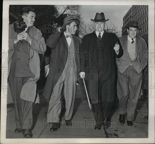 1946 Press Photo John C. Lewis Strolls from Office to Carlton Hotel for Lunch