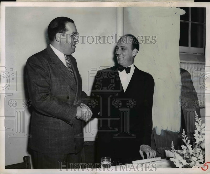 Load image into Gallery viewer, 1951 Press Photo Eddie Finnigan, John L. Knight @ Baldwin-Wallace College Dinner
