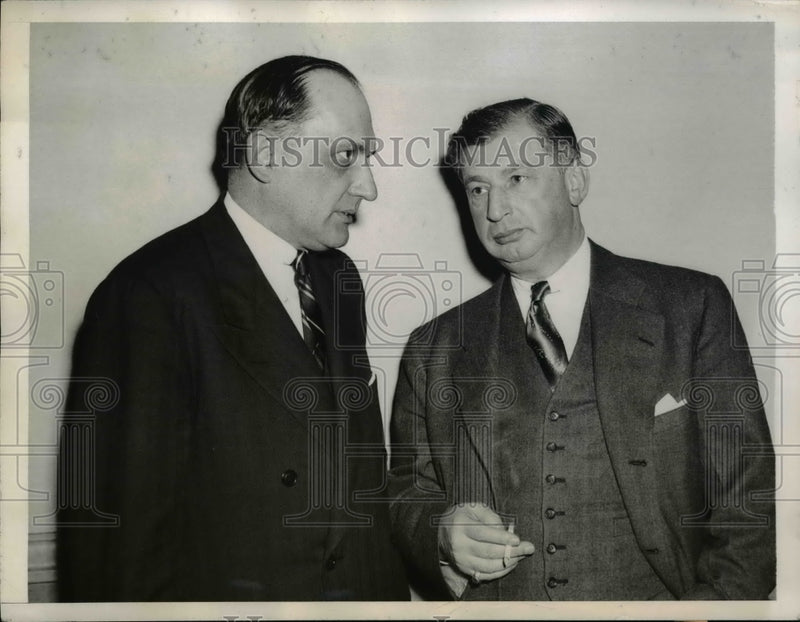 Load image into Gallery viewer, 1945 Press Photo Walter D. Van Riper, Samuel j. Kessler at Newark courthouse

