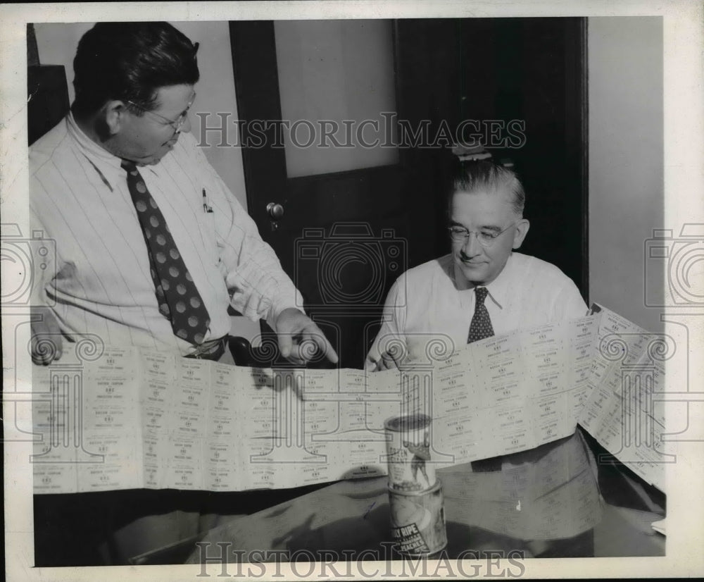 1945 Press Photo C.M. Sandstrom Shows Errett P. Scrivner Ration Coupons St Louis
