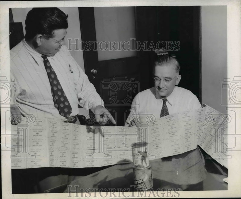 Load image into Gallery viewer, 1945 Press Photo C.M. Sandstrom Shows Errett P. Scrivner Ration Coupons St Louis

