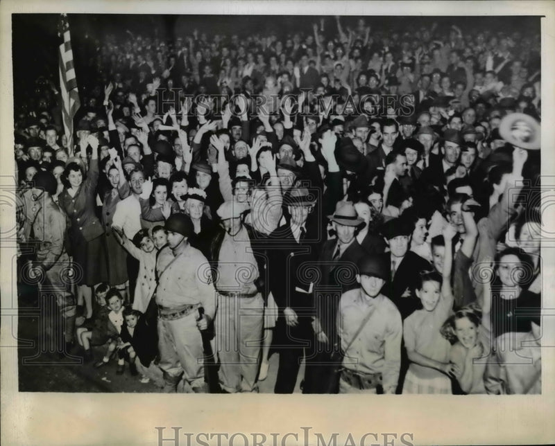 Load image into Gallery viewer, 1944 Press Photo Soldiers Hold Back Cheering Crowd as Candidate Dewey Passes
