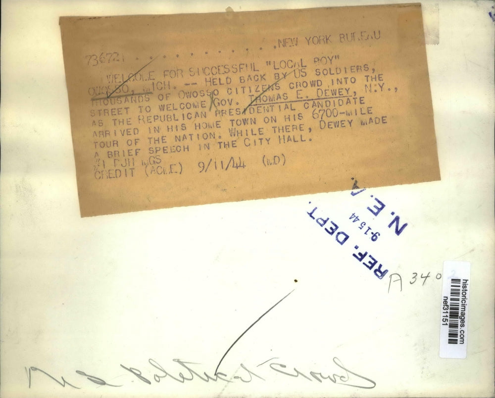 1944 Press Photo Soldiers Hold Back Cheering Crowd as Candidate Dewey Passes