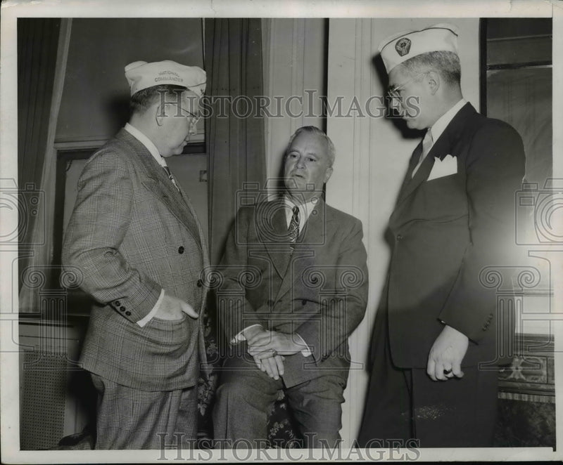 Load image into Gallery viewer, 1947 Press Photo Richard C. Patterson and Co. at Informal Con for Catholic Vets
