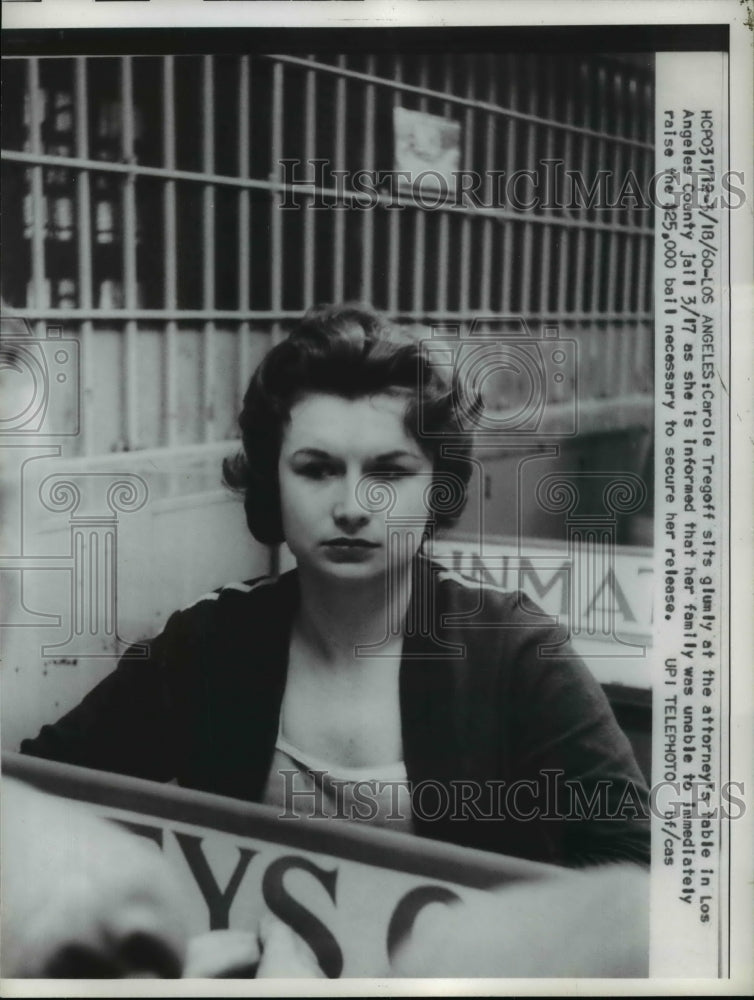 Load image into Gallery viewer, 1960 Press Photo Carole Tregoff at the Attorney table in Los Angeles - nef31228

