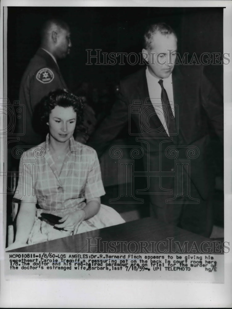 1960 Press Photo Dr Bernard Finch Appears To Give Carole Tregoff Reassuring Pat