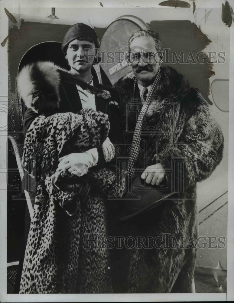 Load image into Gallery viewer, 1934 Press Photo Sturling Burgass of NY and his bride, former Mrs. Mamie Biddle
