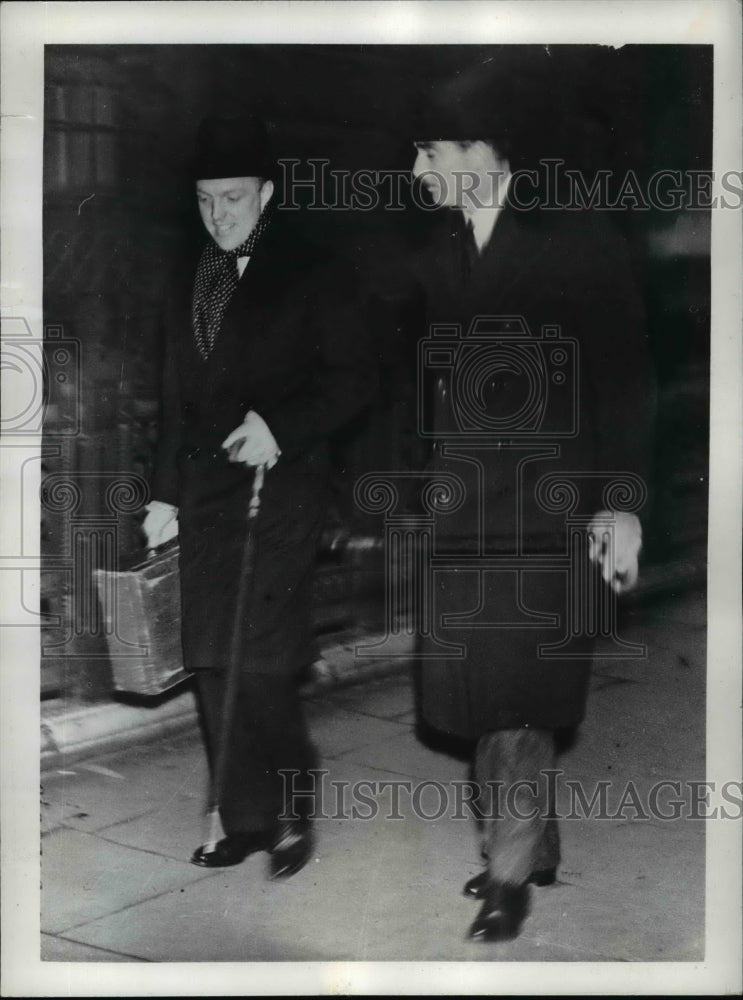 Load image into Gallery viewer, 1936 Press Photo Anthony Eden Leaving Parliament House After Hearing Baldwin

