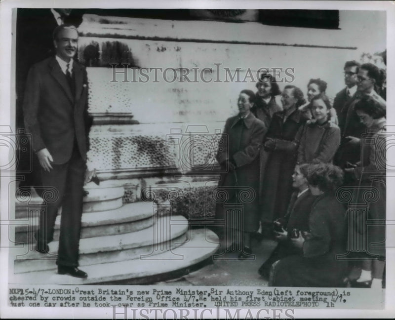 Load image into Gallery viewer, 1955 Press Photo Sir Anthony Eden,Great Britain Prime Minister cheered by Crowds
