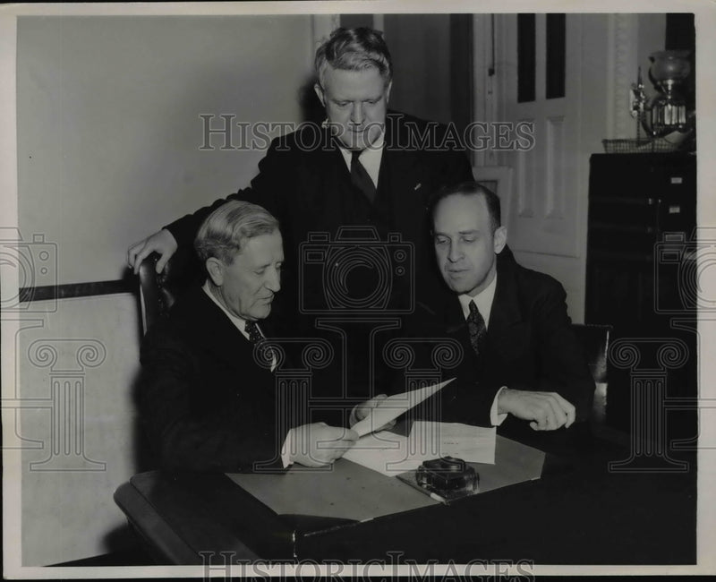 Load image into Gallery viewer, 1937 Press Photo Officials Meet To Discuss The Proposed Sheppard-Hill Bill
