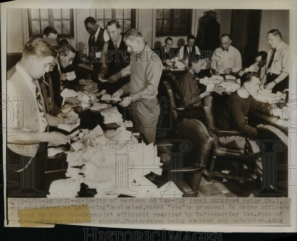 1948 Press Photo United Auto Workers Members Counting Communist Affidavit Votes