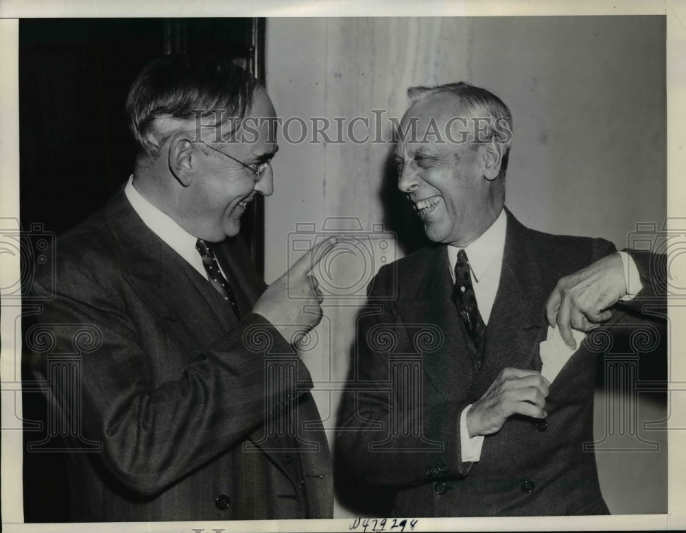 1938 Press Photo Chairman Alfred Sloan laughing with Senator Arthur Vandenberg