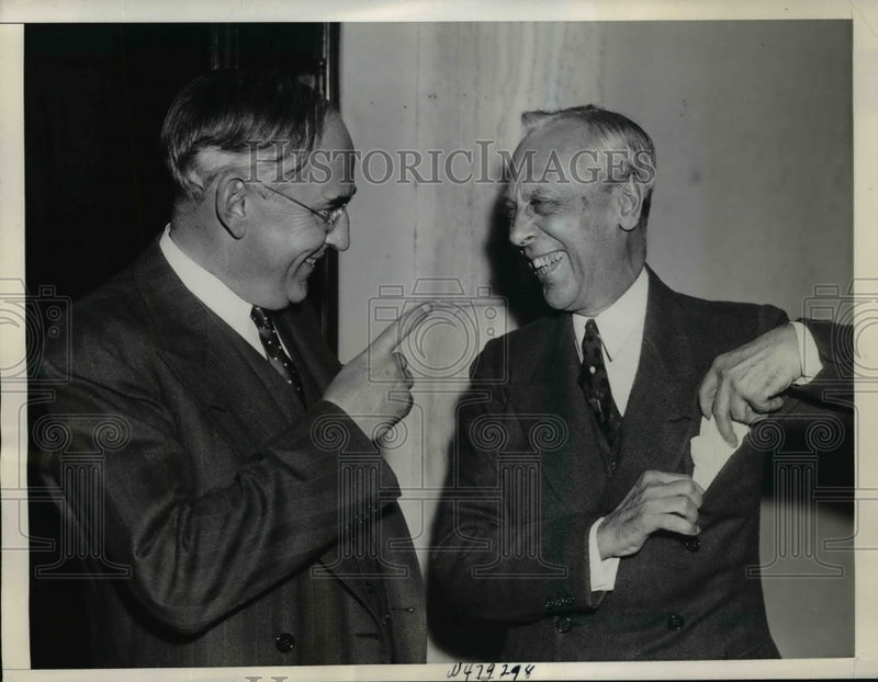Load image into Gallery viewer, 1938 Press Photo Chairman Alfred Sloan laughing with Senator Arthur Vandenberg
