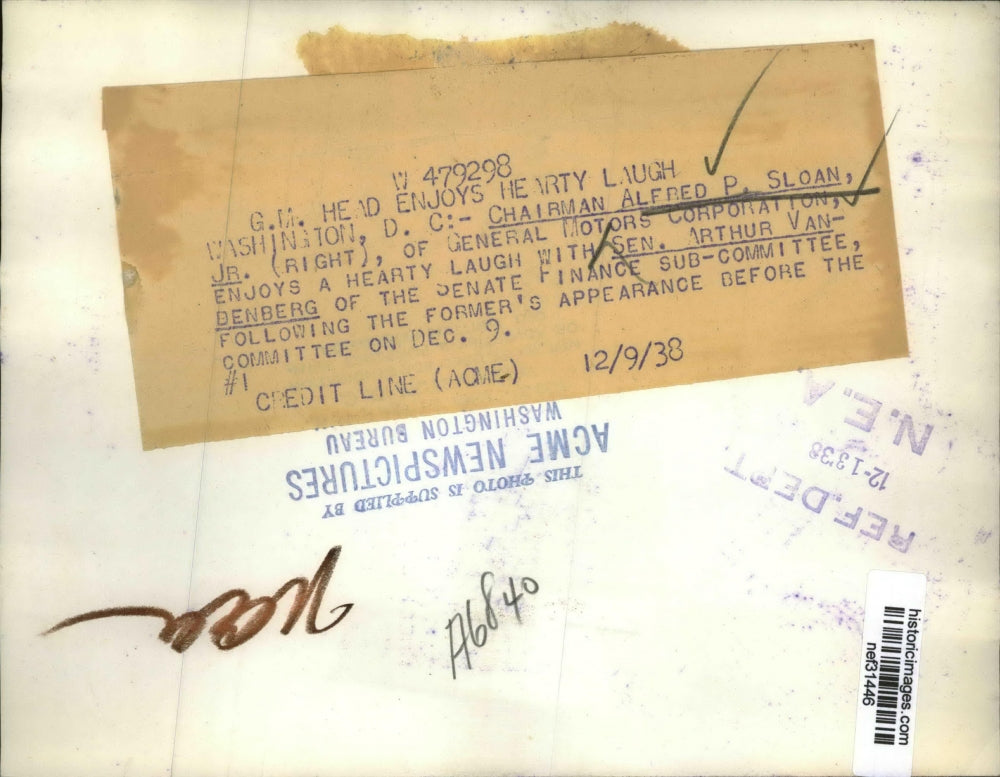 1938 Press Photo Chairman Alfred Sloan laughing with Senator Arthur Vandenberg