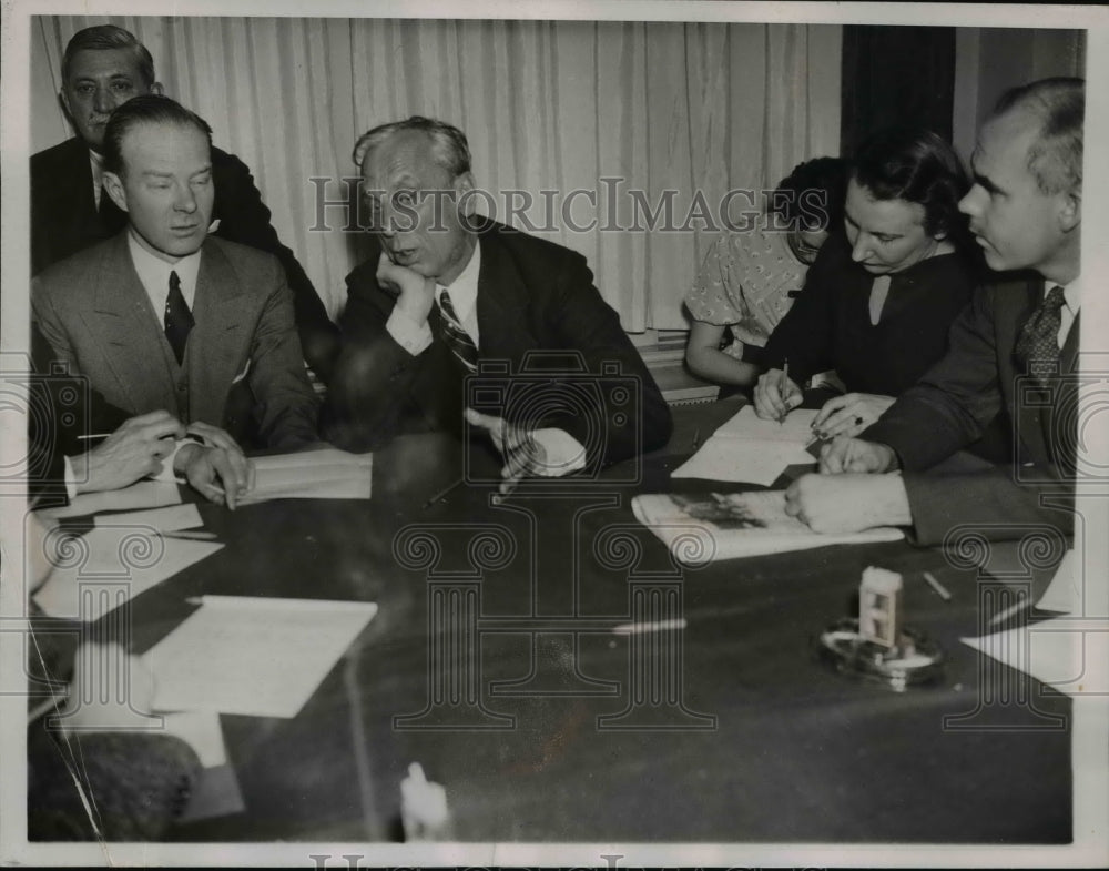 1937 Press Photo President of General Motors Alfred Sloan talking with reporters