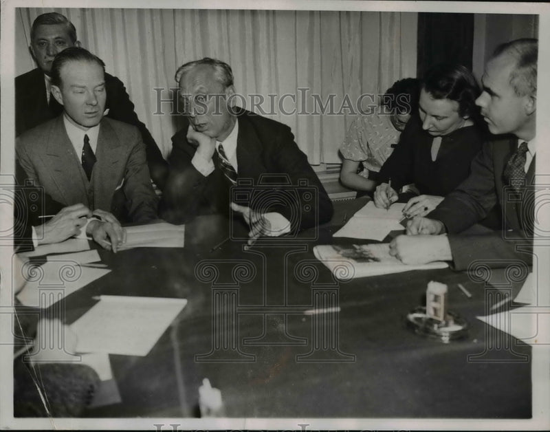 Load image into Gallery viewer, 1937 Press Photo President of General Motors Alfred Sloan talking with reporters
